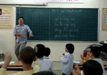 Thầy giáo vô tư múa "Đàn gà con" cho học sinh dễ thuộc bài