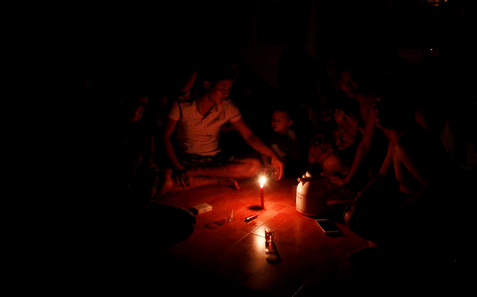 Mất điện, người dân Khánh Hòa sống trong màn đêm sau bão số 12
