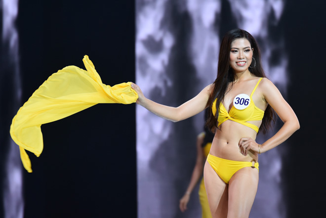 Thí sinh Hoa hậu Hoàn vũ lộ eo "ngấn mỡ" khi mặc bikini