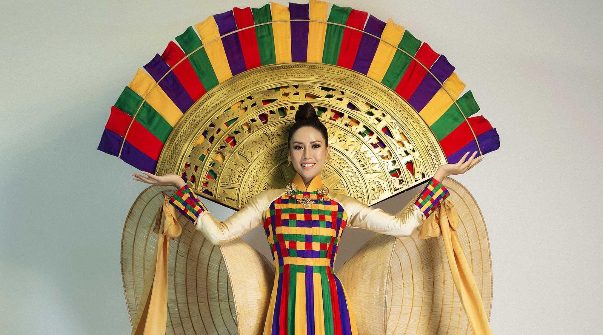 Nguyễn Thị Loan mặc váy nón lá khổng lồ ở Hoa hậu Hoàn vũ 2017