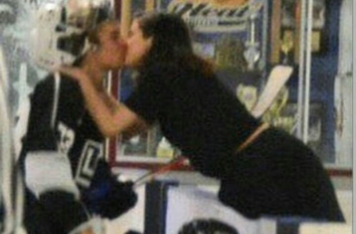 Selena Gomez và Justin Bieber hôn nồng nàn nơi đông người