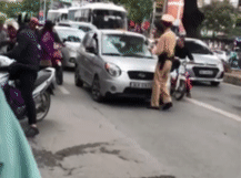 Nữ tài xế lái ô tô đẩy cảnh sát giao thông đi hơn trăm mét trên phố