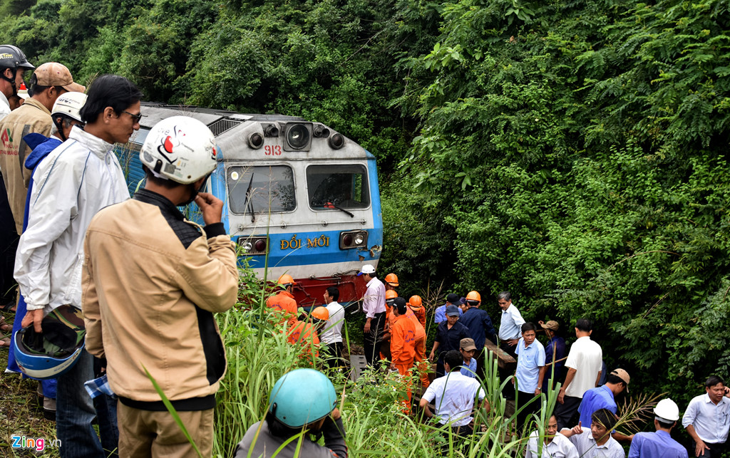 Hối hả khắc phục sự cố đoàn tàu chở 230 hành khách bị trật đường ray