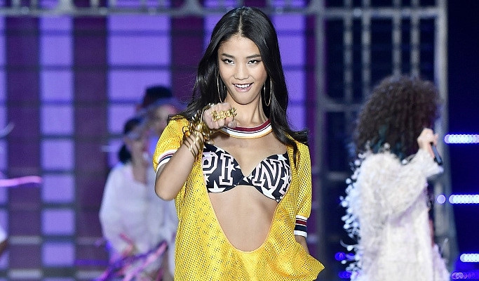 Người mẫu Trung Quốc catwalk "như đi chợ" tại show Victoria's Secret