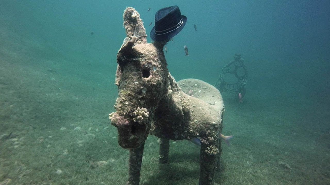 Phát hiện bức tượng kỳ lạ đội mũ dưới đáy biển Ai Cập