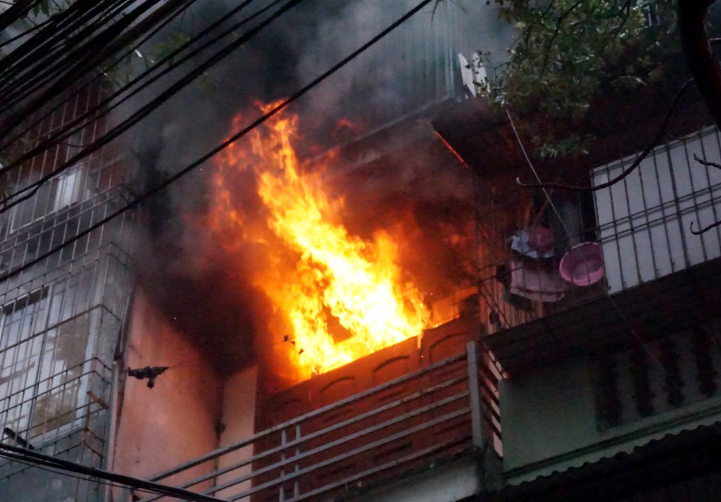 3 căn nhà bốc cháy, cả khu phố ở Hà Nội hốt hoảng