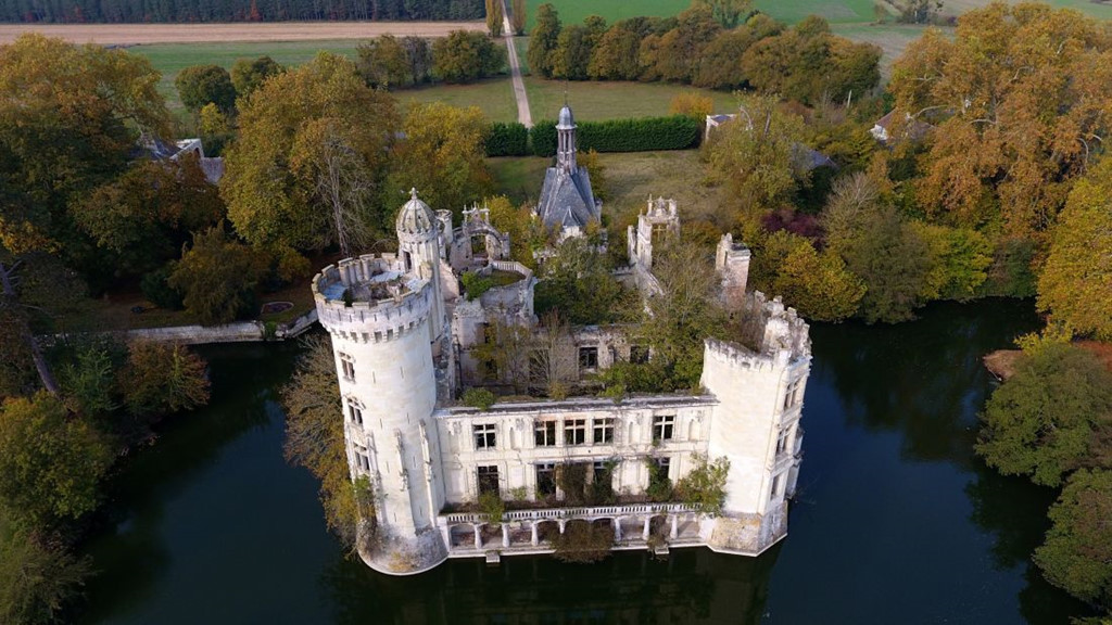 Bên trong lâu đài cổ nước Pháp có hơn 9.000 chủ nhân