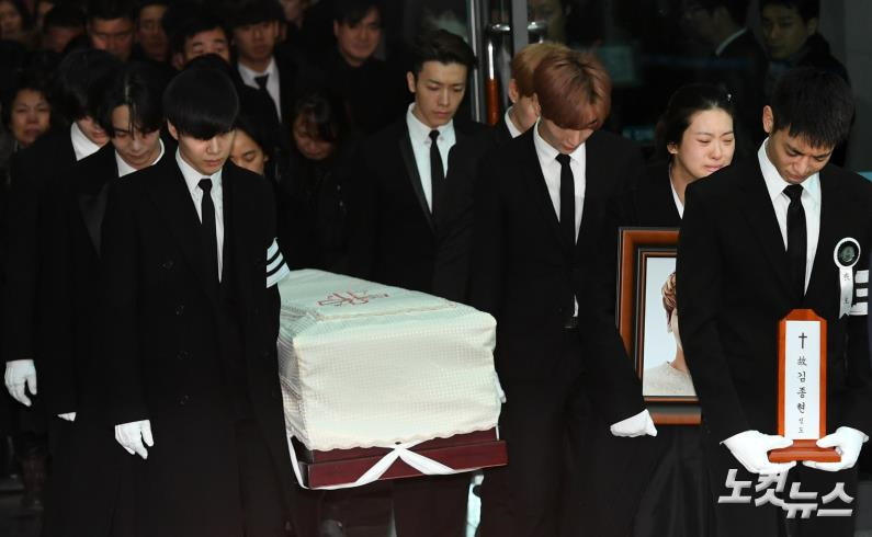 Lễ đưa tang Jong Hyun (SHINee): Chị gái, sao Kpop khóc cạn nước mắt