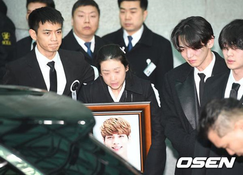 Fan xôn xao tin Jong Hyun (SHINee) hiến tạng sau khi qua đời