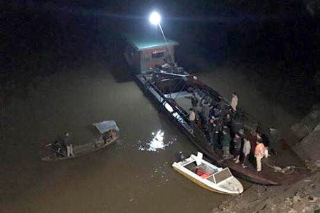 Phó trưởng khoa bệnh viện tử nạn trong ô tô chìm dưới sông