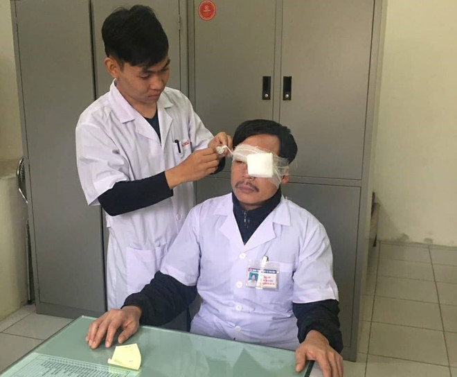 Đang cấp cứu, bác sĩ bị người nhà bệnh nhân đánh gãy sống mũi