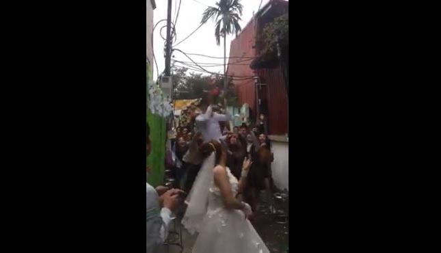Chàng trai "ham hố" bắt hoa cưới đến mức xô ngã cả cô dâu