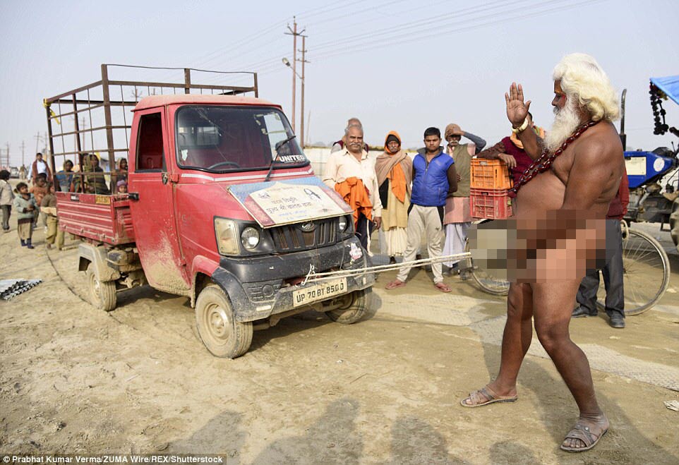 Dị nhân Ấn Độ dùng "của quý" kéo ô tô tải