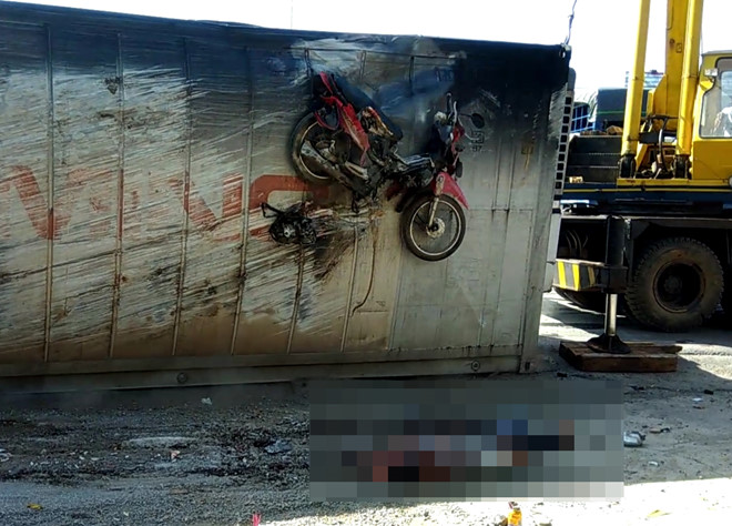 Xe đầu kéo container lật đè chết người đi xe máy