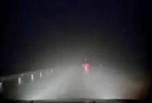 Người lái ôtô soi đường cho xe máy hỏng đèn giữa đêm tối
