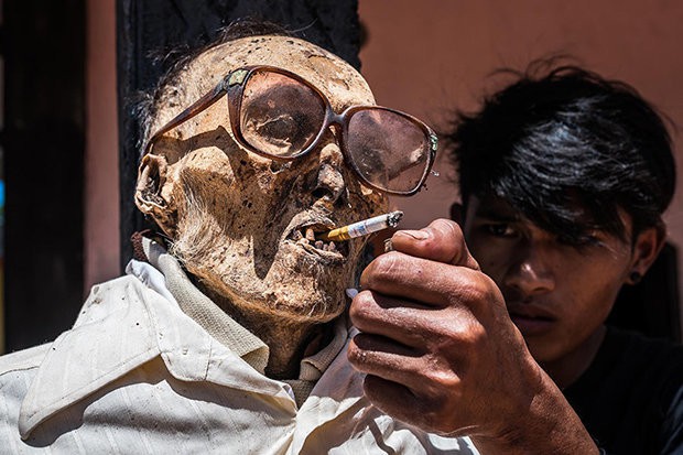 Cho người chết "sống lại", đeo kính, hút thuốc chụp ảnh cùng gia đình