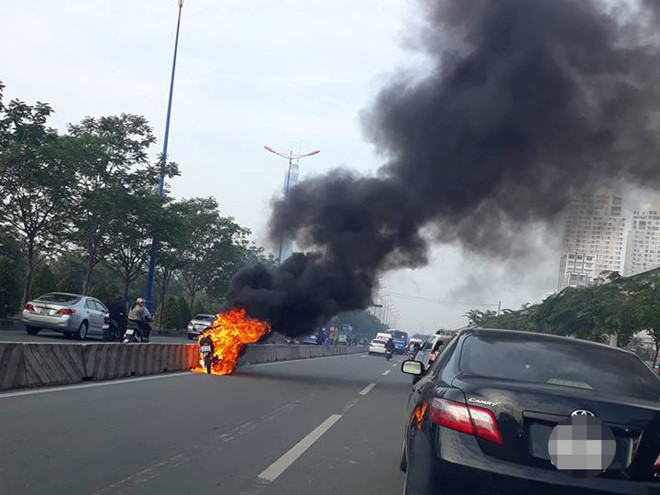 Xe máy đang chạy bốc cháy ngùn ngụt trên xa lộ Hà Nội