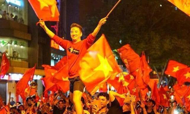 Sao Việt xuống đường "đi bão" mừng chiến thắng của U23 Việt Nam