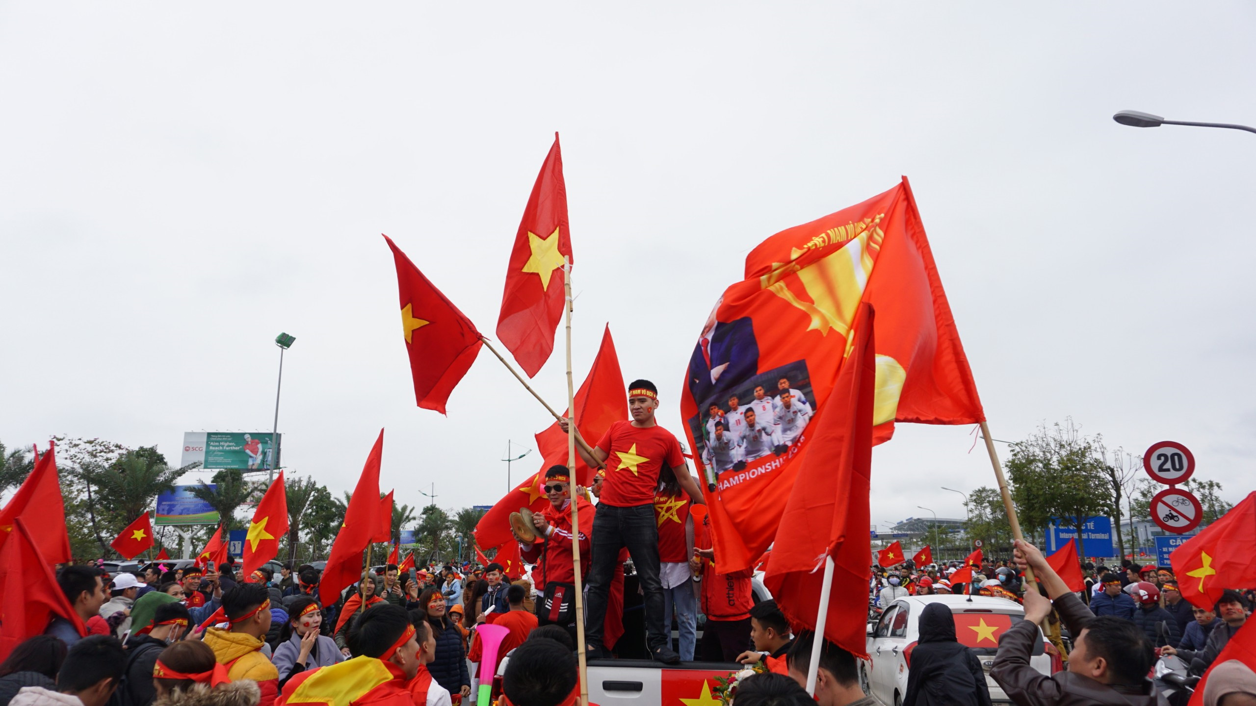 Biển cờ đỏ sao vàng chào đón chiến binh U23 Việt Nam ở Nội Bài