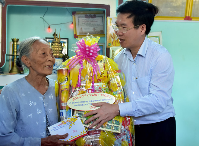 Trưởng ban Tuyên giáo Trung ương tặng quà Tết cho người nghèo