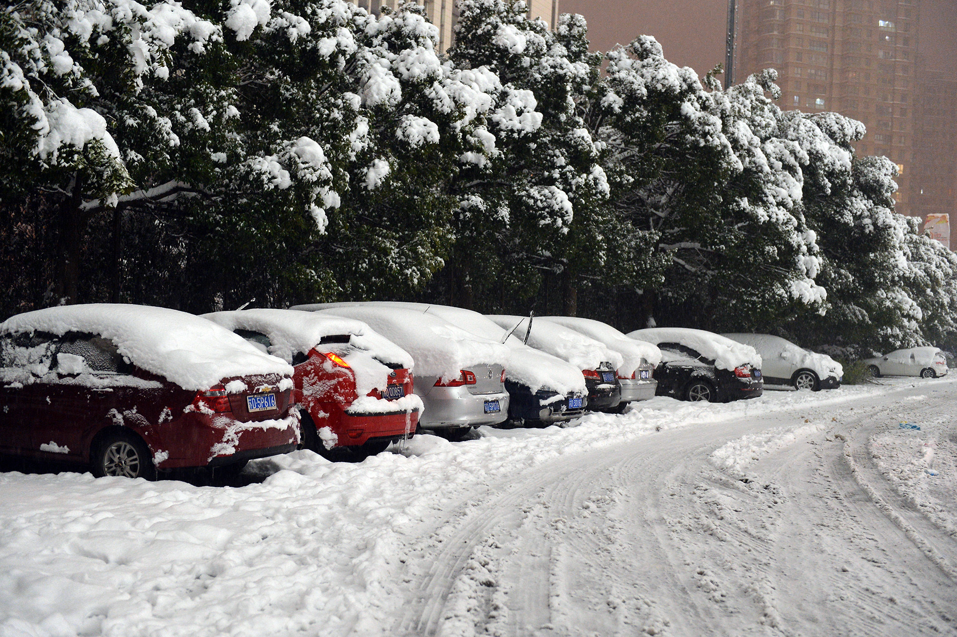 Hàng nghìn ô tô ở Thường Châu bị tuyết phủ nhiều ngày