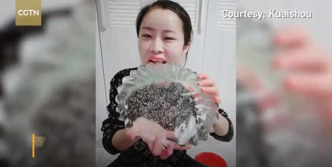Giới trẻ Trung Quốc live stream ăn đá lạnh bất chấp nguy hại sức khỏe