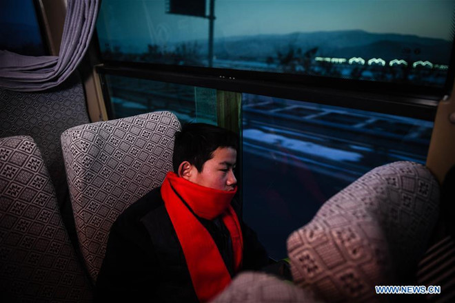 Hành trình 58 tiếng về quê ăn Tết của học sinh Trung Quốc