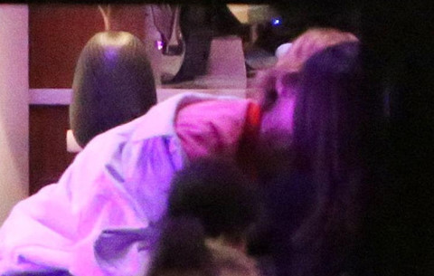 Justin Bieber nhoài người hôn Selena Gomez giữa sảnh khách sạn