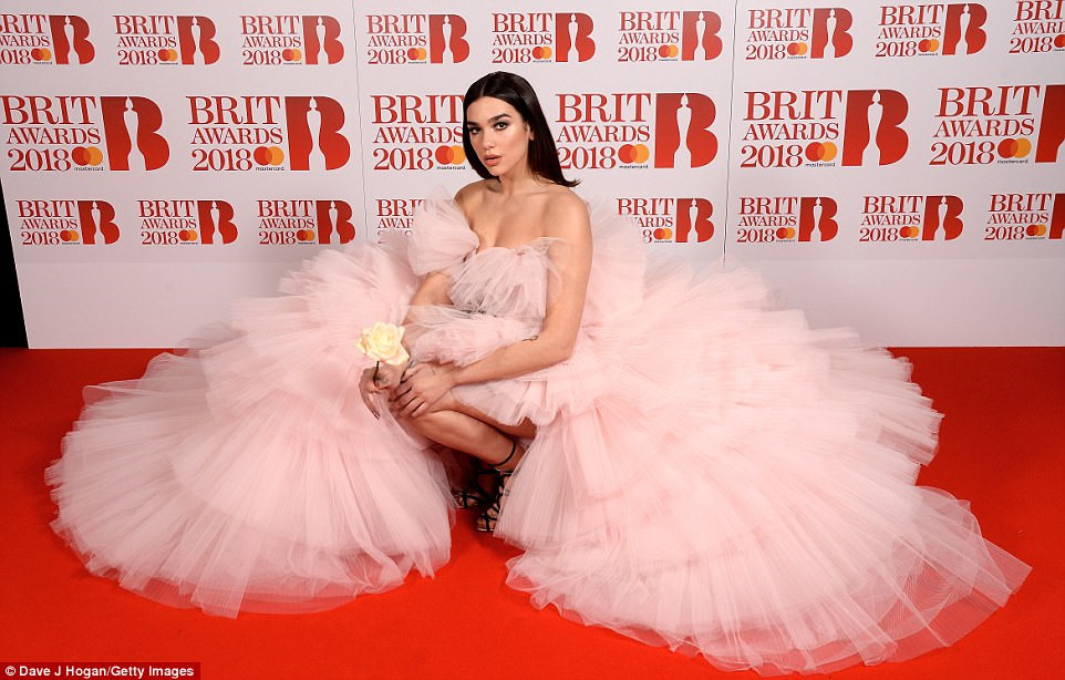 Dàn người đẹp lộng lẫy váy áo hàng hiệu trên thảm đỏ Brit Awards