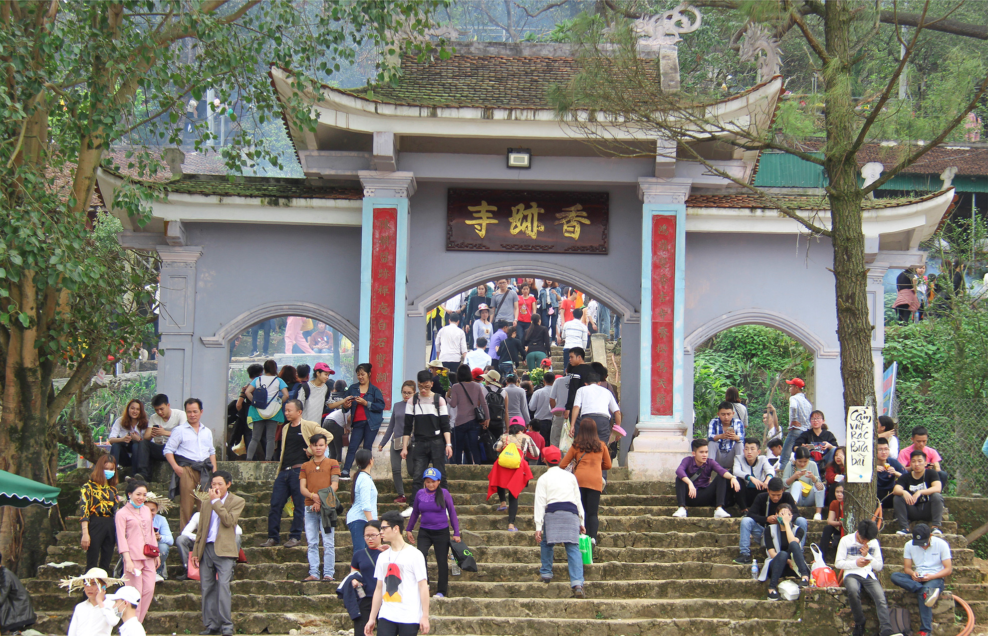 Nghìn người đổ về trẩy hội chùa Hương Tích