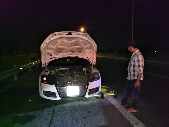 Xe Audi 2 cửa phát hỏa trên đường cao tốc