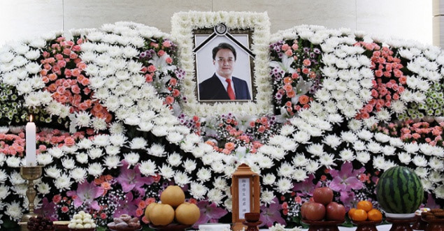 Vụ sao Hàn tự sát sau cáo buộc tình dục: Vợ con lặng lẽ lo tang lễ