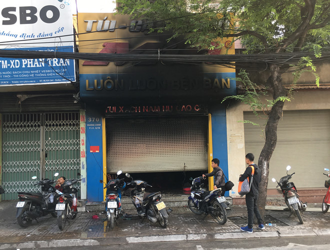 Ba người kêu cứu trong tiệm túi xách bốc cháy ngùn ngụt ở Sài Gòn