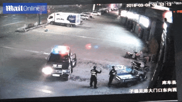 Viên cảnh sát Trung Quốc liều mình đỡ người phụ nữ nhảy lầu