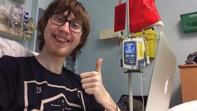 Chàng trai 21 tuổi nằm trên giường bệnh vẫn kiếm được 1.000 bảng Anh