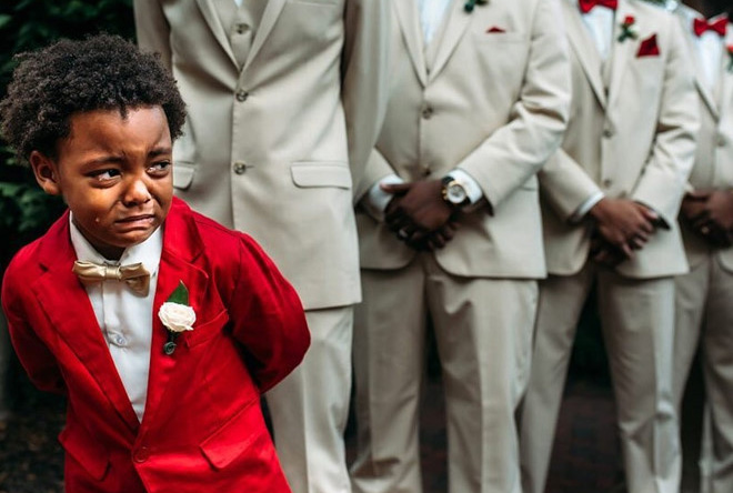 Ảnh cậu bé khóc nức nở trong đám cưới cha mẹ 'gây bão' mạng