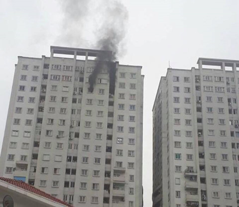 Khói bốc ra từ toà nhà 23 tầng, cư dân Văn Khê hoảng loạn bỏ chạy