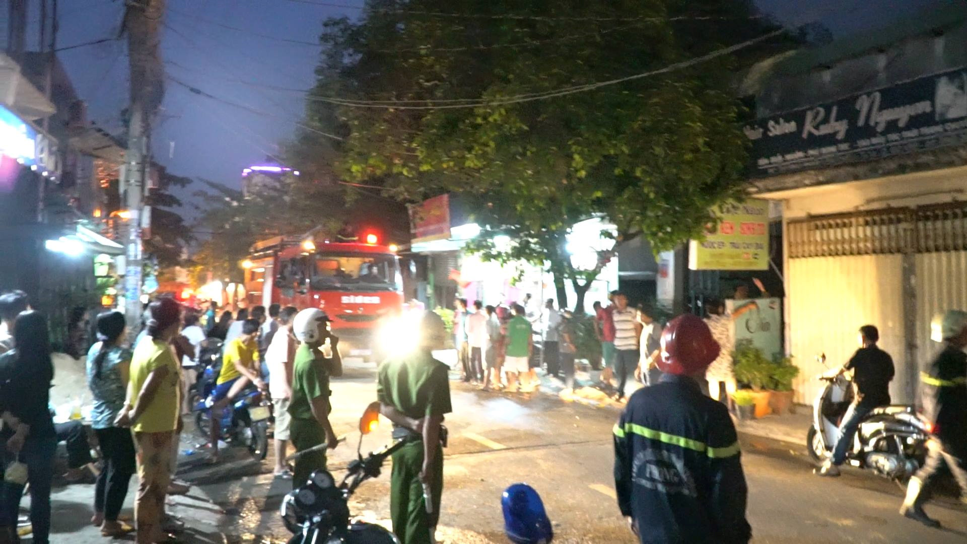 Cháy nhà không lối thoát hiểm ở Sài Gòn, nhiều người nhảy xuống mương