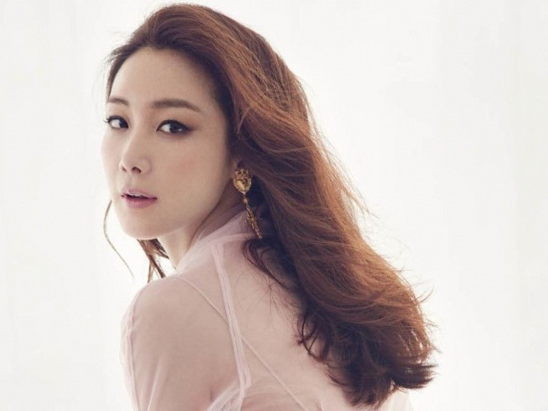 Choi Ji Woo: Siêu sao Hallyu giàu sụ, bình dị sống, lặng lẽ lấy chồng