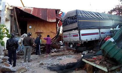 Xe tải tông sập căn nhà có 4 người đang ngủ