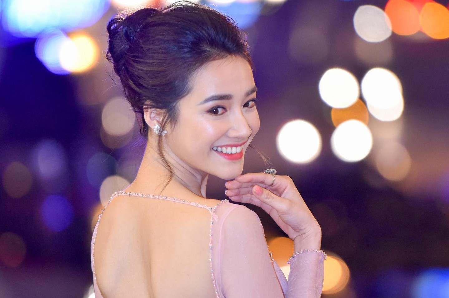 Mỹ nhân màn ảnh Việt đọ sắc vóc trên thảm đỏ Cánh diều vàng