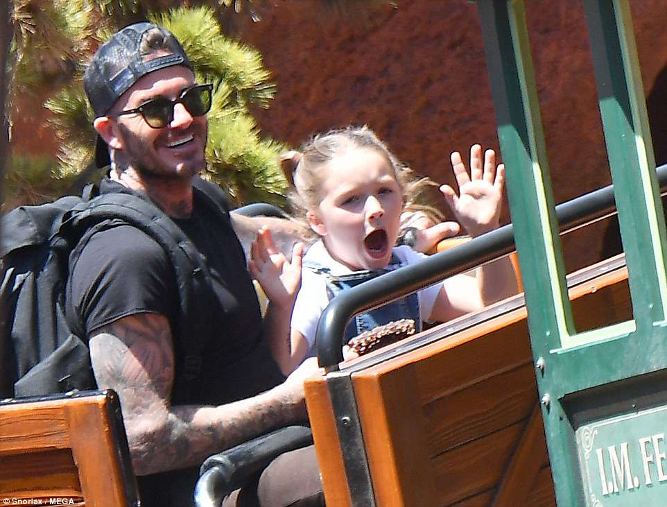 Vợ chồng Beckham dẫn các con đi chơi Disneyland