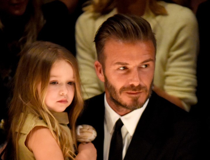 Để con gái lái xe không dây an toàn, David Beckham bị chỉ trích