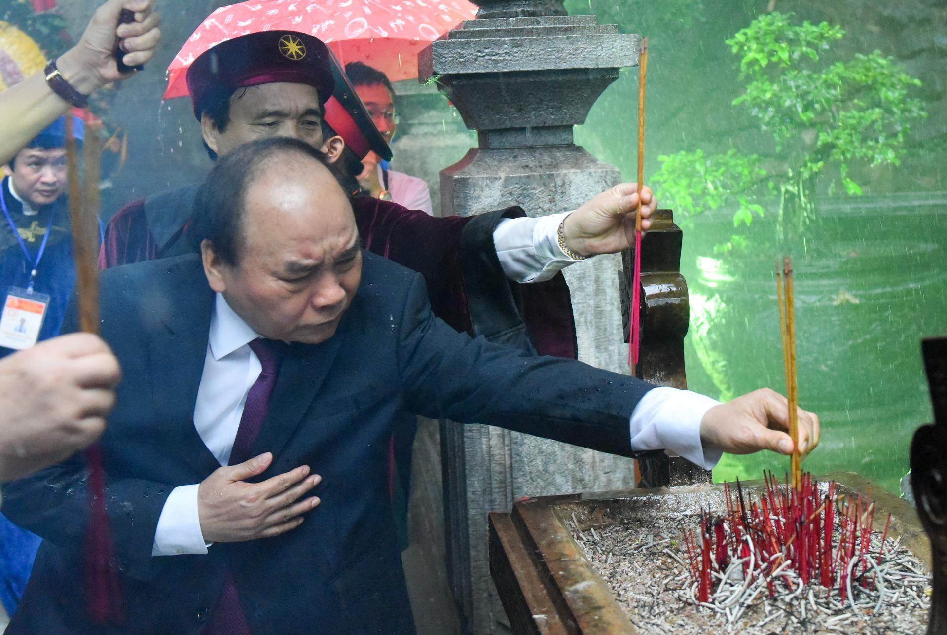 Thủ tướng Nguyễn Xuân Phúc dâng hương tại Đền Hùng trong mưa