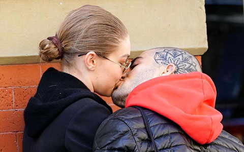 Gigi Hadid và Zayn Malik công khai tái hợp bằng nụ hôn ngọt ngào