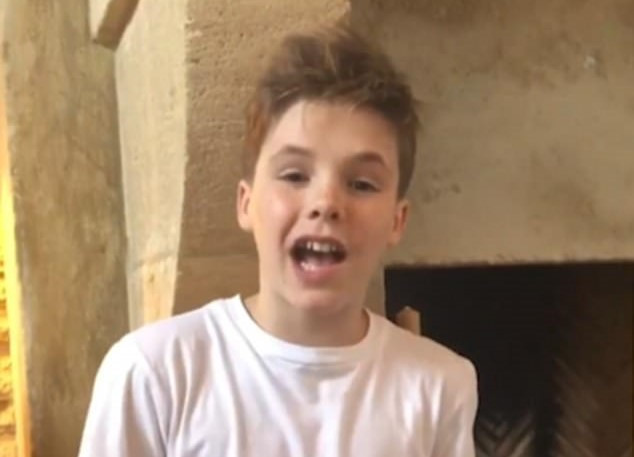 Giọng hát của con trai Beckham được so sánh với Justin Bieber