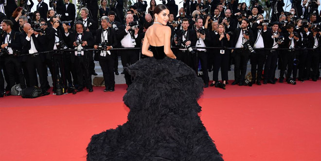 Người đẹp diện váy 1 triệu USD đến thảm đỏ Cannes