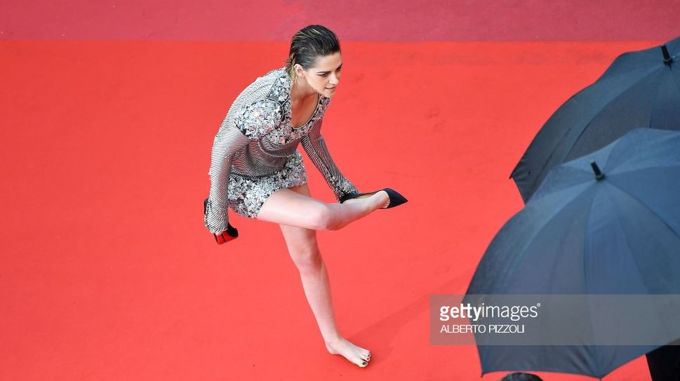 Kristen Stewart gây xôn xao thảm đỏ với màn cởi giày, đi chân trần
