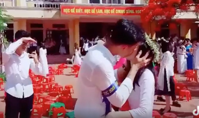 Nam sinh Thái Bình hôn môi bạn gái trong lễ bế giảng