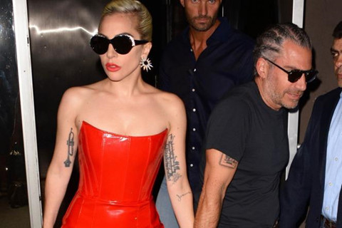 Không còn mặc dị, Lady Gaga vào nhóm sao đẹp tuần